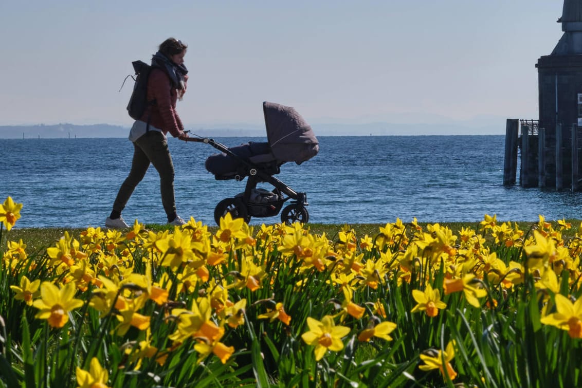 Eine junge Frau geht in Konstanz spazieren: Am Wochenende wird es mild bis warm in Deutschland. Und die Sonne scheint überall.