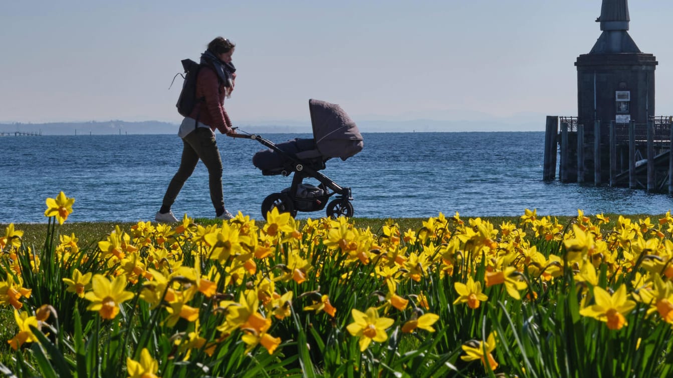 Eine junge Frau geht in Konstanz spazieren: Am Wochenende wird es mild bis warm in Deutschland. Und die Sonne scheint überall.