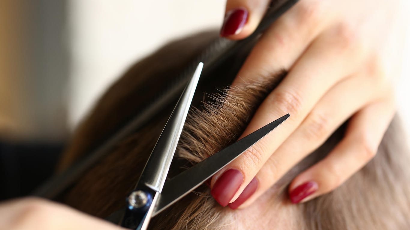 Haareschneiden: Indem Sie einzelne Haarsträhnen zwischen Zeige- und Mittelfinger klemmen und mit beiden Fingern den Kopf berühren, können Sie einen gleichmäßigen Abstand halten und die richtige Länge treffen.