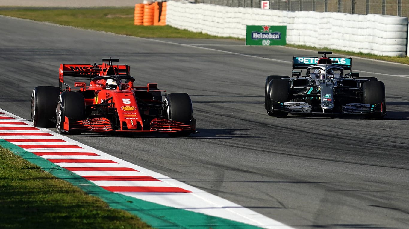 Vor der Verschiebung des Saisonstarts: Vettel (li.) und Hamilton bei Tests in Barcelona.