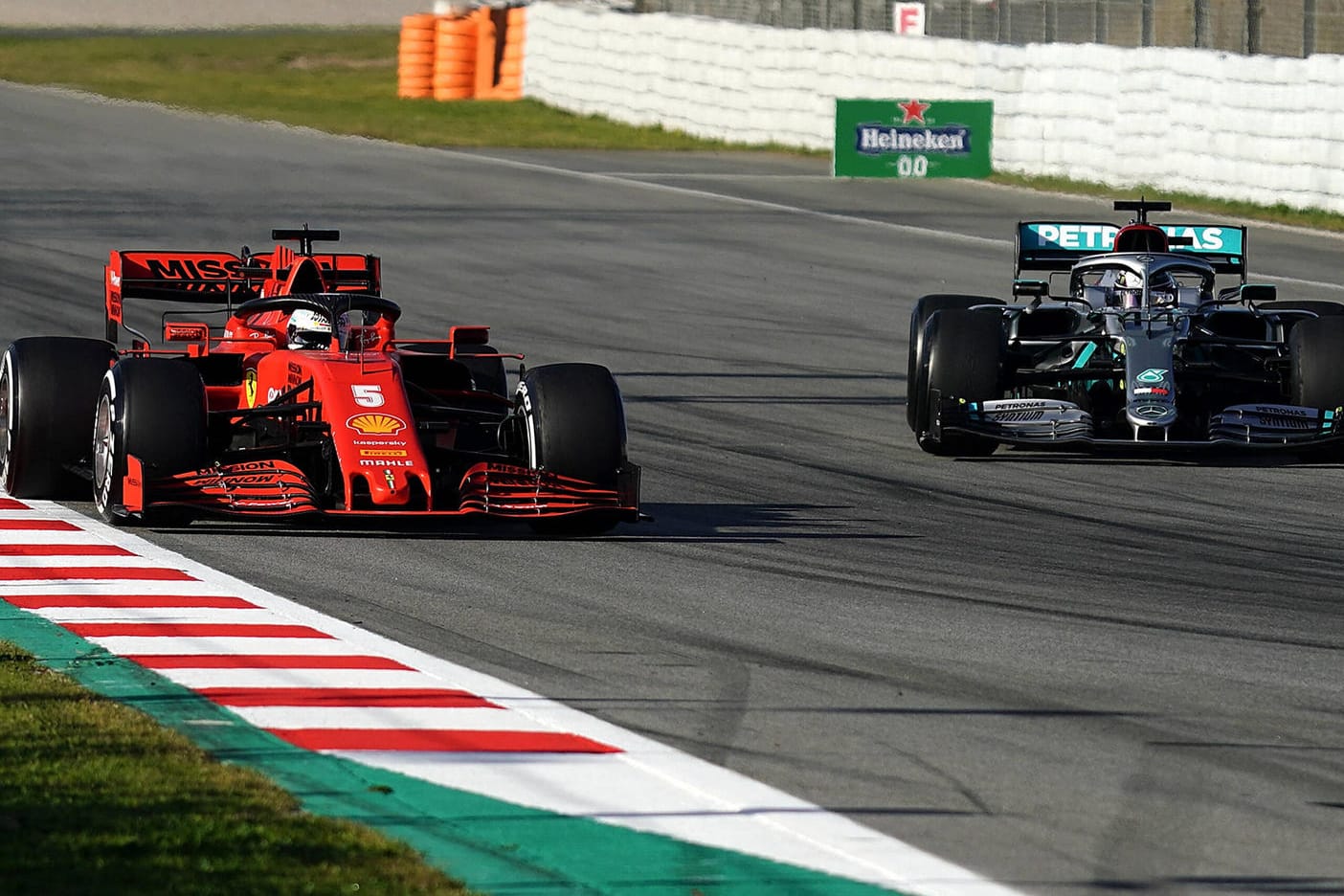 Vor der Verschiebung des Saisonstarts: Vettel (li.) und Hamilton bei Tests in Barcelona.