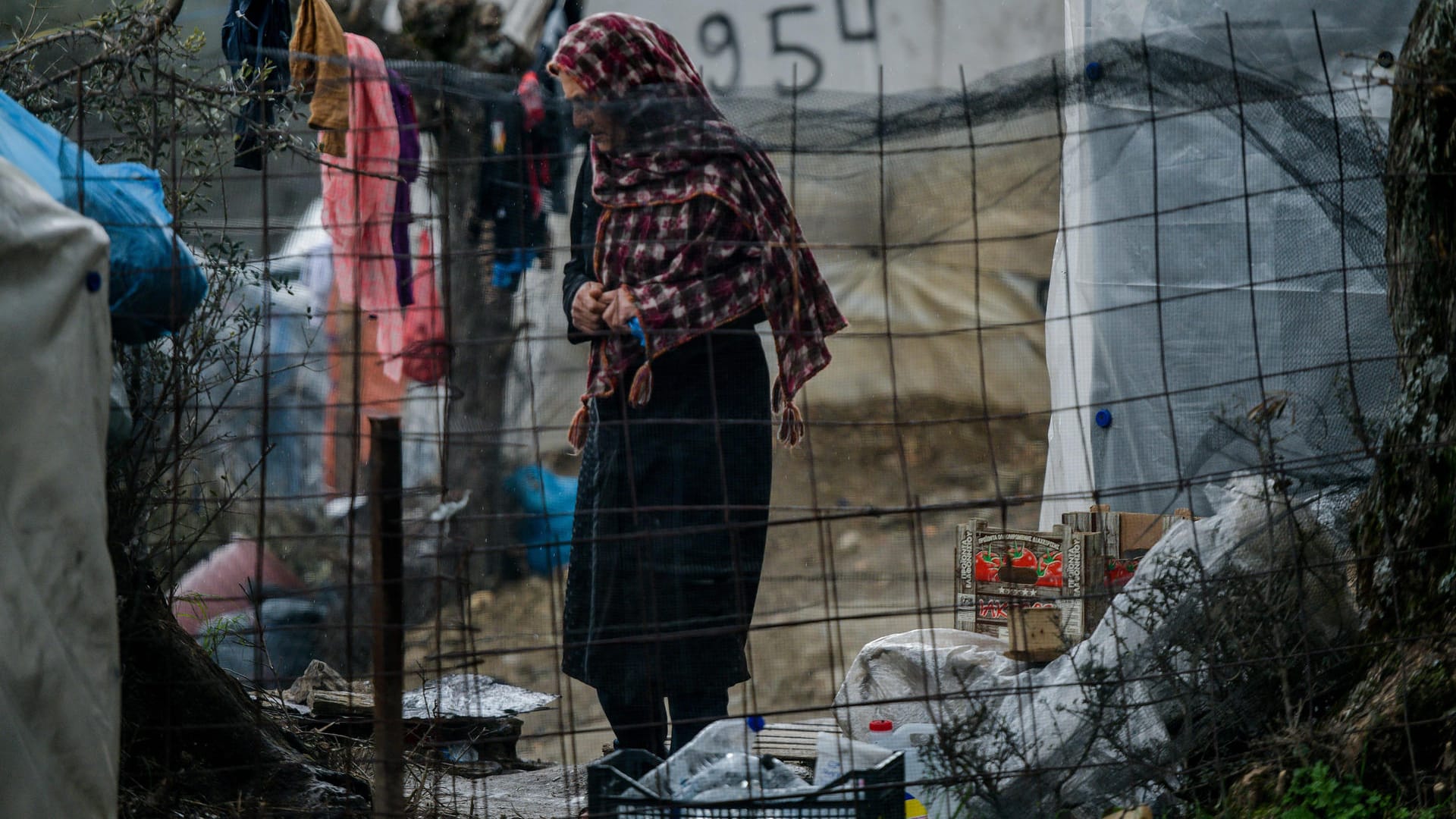 Frau in Moria auf Lesbos: Immer mehr Politiker fordern, das Elendslager zu evakuieren.