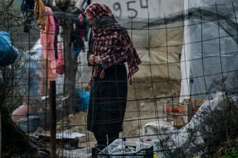 Frau in Moria auf Lesbos: Immer mehr Politiker fordern, das Elendslager zu evakuieren.
