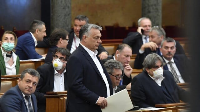 Weg in die Autokratie? Viktor Orban hat sich vom Parlament mit umfassenden Sondervollmachten ausstatten lassen. Weg in die Autokratie? Viktor Orban hat sich vom Parlament mit umfassenden Sondervollmachten ausstatten lassen.