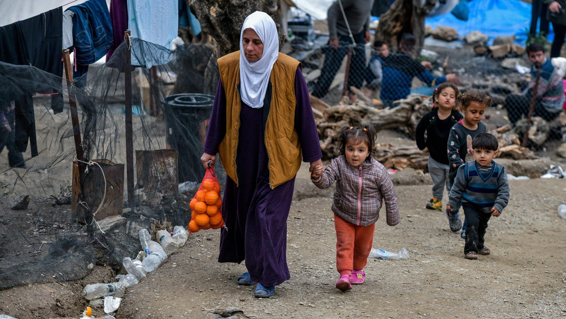 Kinder im Lager Moria: Dreck, Hunger und Kriminalität bestimmen den Alltag in dem Camp nahe der Hauptstadt Mytilini auf Lesbos.