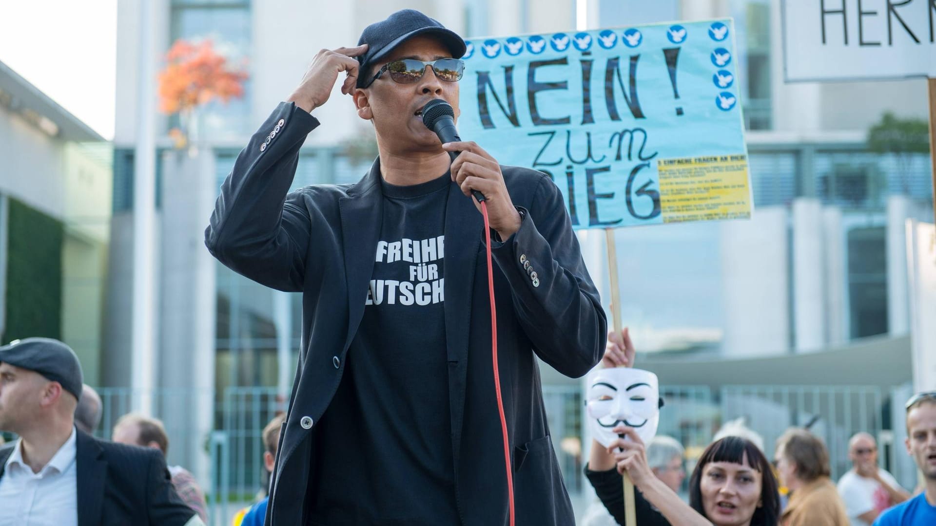 Mahnwache in Berlin: Am 3. Oktober 2014 nahm neben bekennenden Rechten auch Xavier Naidoo an der Kundgebung teil. Er trug dabei ein T-Shirt mit der Aufschrift "Freiheit für Deutschland".