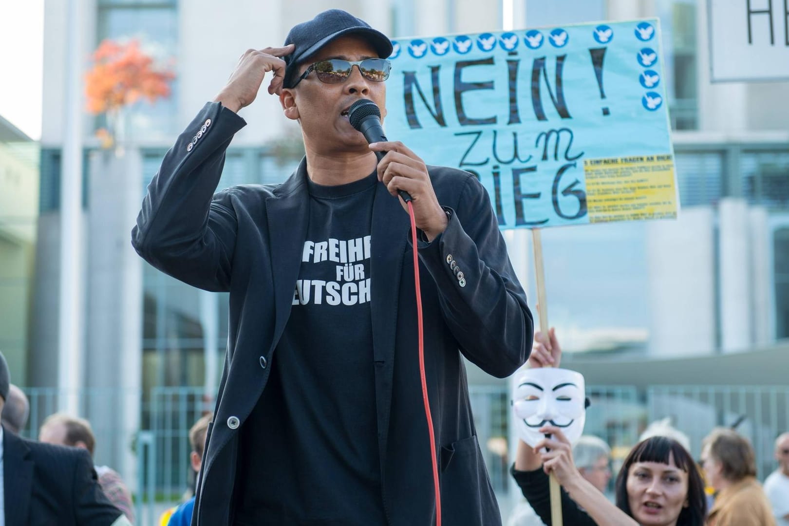 Mahnwache in Berlin: Am 3. Oktober 2014 nahm neben bekennenden Rechten auch Xavier Naidoo an der Kundgebung teil. Er trug dabei ein T-Shirt mit der Aufschrift "Freiheit für Deutschland".