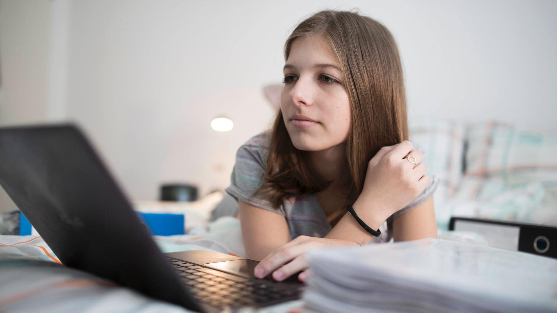 Eine Frau am Laptop: So einfach können Sie mit Investmentfonds Geld anlegen.