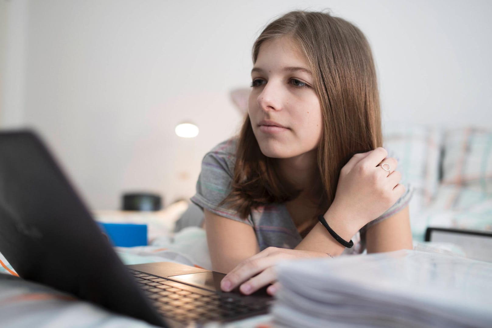 Eine Frau am Laptop: So einfach können Sie mit Investmentfonds Geld anlegen.