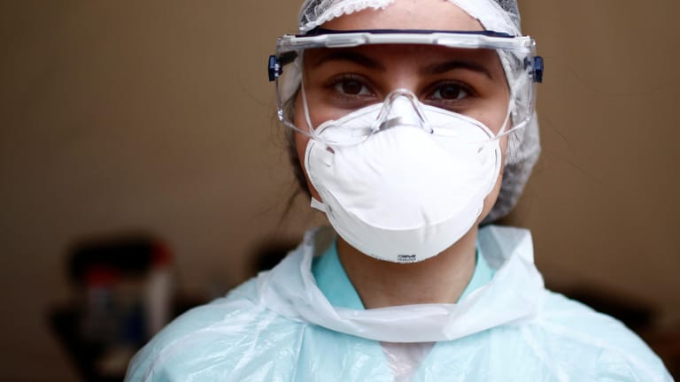 Eine Medizinstudentin mit Maske in einer Notaufnahme für Covid-19-Patienten in Frankreich: Deutschland diskutiert über die Einführung einer Mundschutzpflicht.