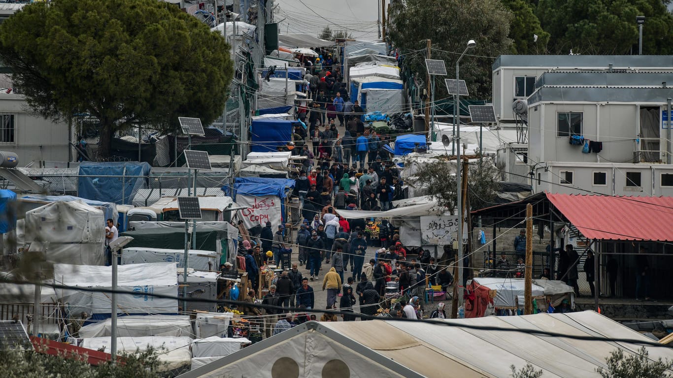 Das Flüchtlingslager Moria auf der Insel Lesbos (Symbolfoto): Wie das Migrationsministerium in Athen am Dienstag mitteilte, lebt die Frau in einem Flüchtlingslager auf der Insel Euböa nördlich von Athen.
