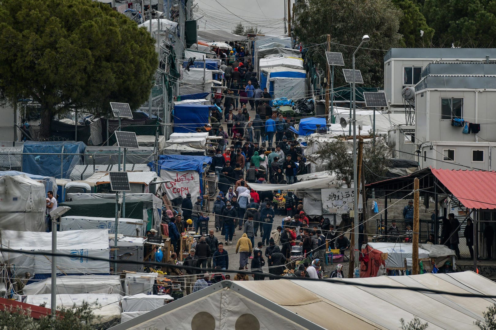 Das Flüchtlingslager Moria auf der Insel Lesbos (Symbolfoto): Wie das Migrationsministerium in Athen am Dienstag mitteilte, lebt die Frau in einem Flüchtlingslager auf der Insel Euböa nördlich von Athen.