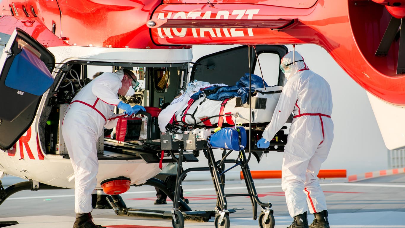 Ein am Coronavirus erkrankter Patient aus Frankreich wird auf dem Hubschrauberlandeplatz des Universitätsklinikums Bonn aus einem Rettungshubschrauber verladen.