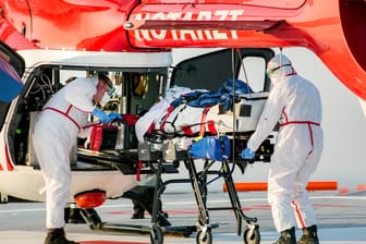 Ein am Coronavirus erkrankter Patient aus Frankreich wird auf dem Hubschrauberlandeplatz des Universitätsklinikums Bonn aus einem Rettungshubschrauber verladen.