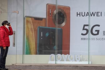 Eine Huawei-Werbung in Peking: Der chinesische Smartphone-Hersteller konnte seinen Umsatz stark steigern.