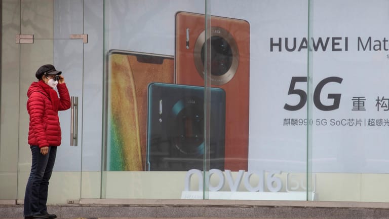 Eine Huawei-Werbung in Peking: Der chinesische Smartphone-Hersteller konnte seinen Umsatz stark steigern.