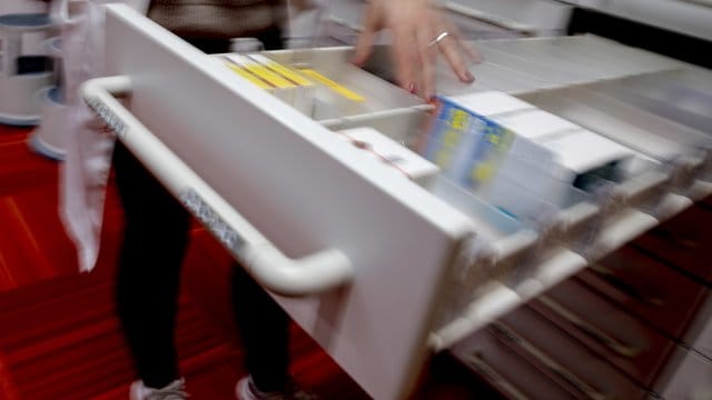 Wer für Medikamente dringend ein Folgerezept benötigt, kann das von der behandelnden Arztpraxis vorübergehend per Post geschickt bekommen. Wer für Medikamente dringend ein Folgerezept benötigt, kann das von der behandelnden Arztpraxis vorübergehend per Post geschickt bekommen.