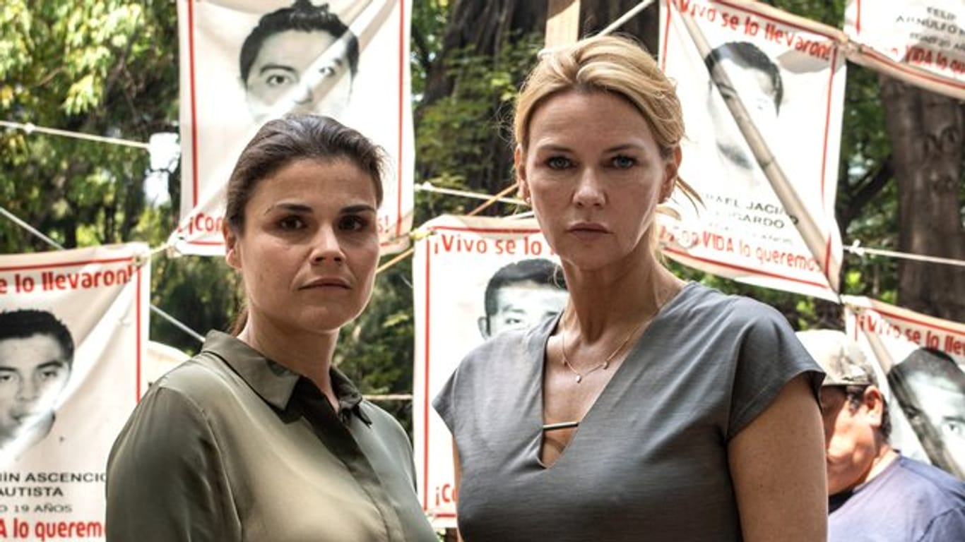 Sabine Stengele (Veronica Ferres) ist mit der Menschenrechtsanwältin Christiane Schuhmann (Katharina Wackernagel) nach Mexiko gereist.