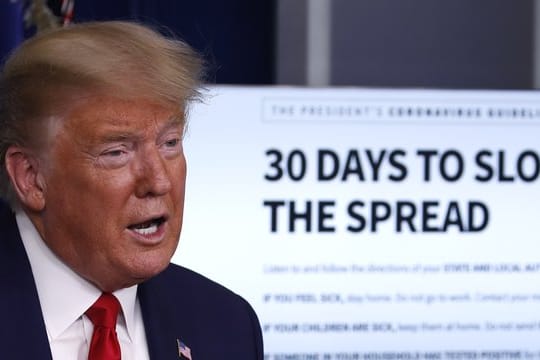 "Ich möchte, dass jeder Amerikaner auf die harten Tage vorbereitet ist, die vor uns liegen", sagt Donald Trump.