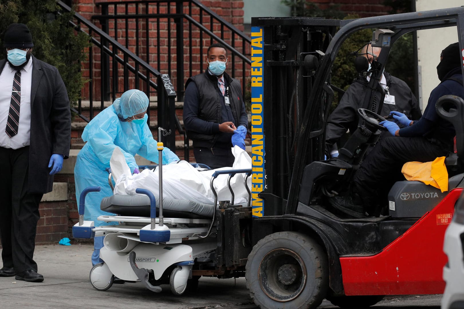 Leichentransport aus einem New Yorker Hospital: "Ich fürchte, New York ist kein Sonderfall", meint US-Infektionsexperte Jon Willen.