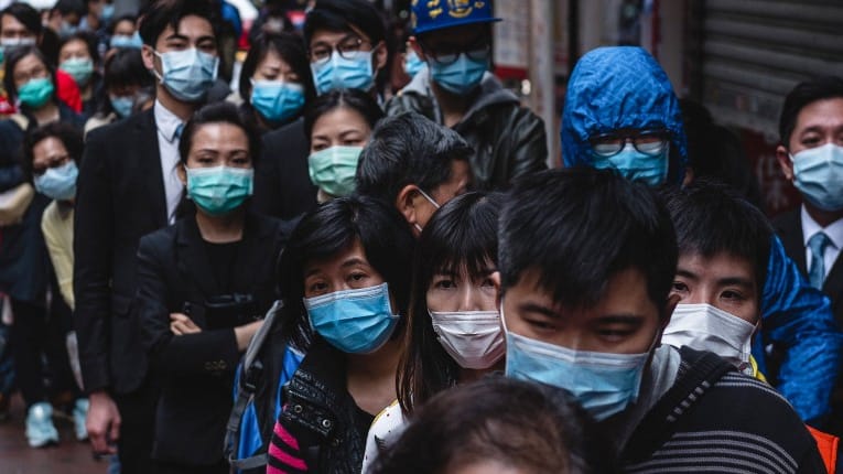 Menschenschlange vor einem Geschäft in Hongkong.