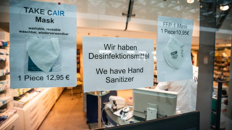 Was früher ein paar Cent kostete, wird heute teuer verkauft: Eine Apotheke in Berlin preist Schutzmasken und Desinfektionsmittel an.