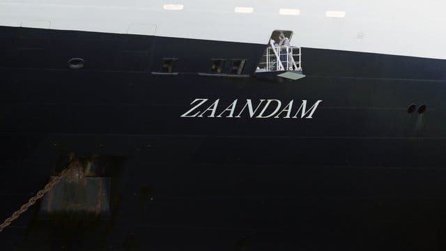 "Es sind schon vier Gäste gestorben und ich befürchte, dass weitere Menschenleben auf dem Spiel stehen", schreibt der Präsident der Reederei Holland America Line auf der Internetseite des Unternehmens.