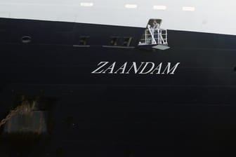"Es sind schon vier Gäste gestorben und ich befürchte, dass weitere Menschenleben auf dem Spiel stehen", schreibt der Präsident der Reederei Holland America Line auf der Internetseite des Unternehmens.