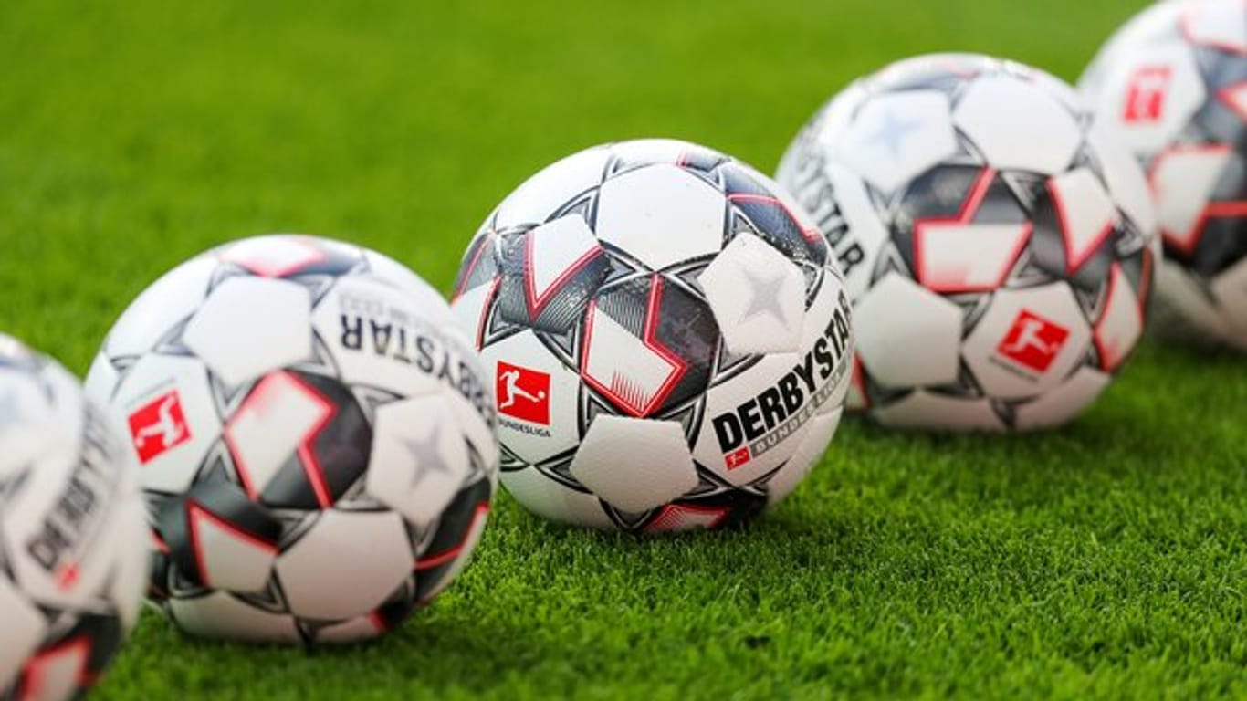 Die Fußball-Bundesliga pausiert mindestens noch bis Ende April.