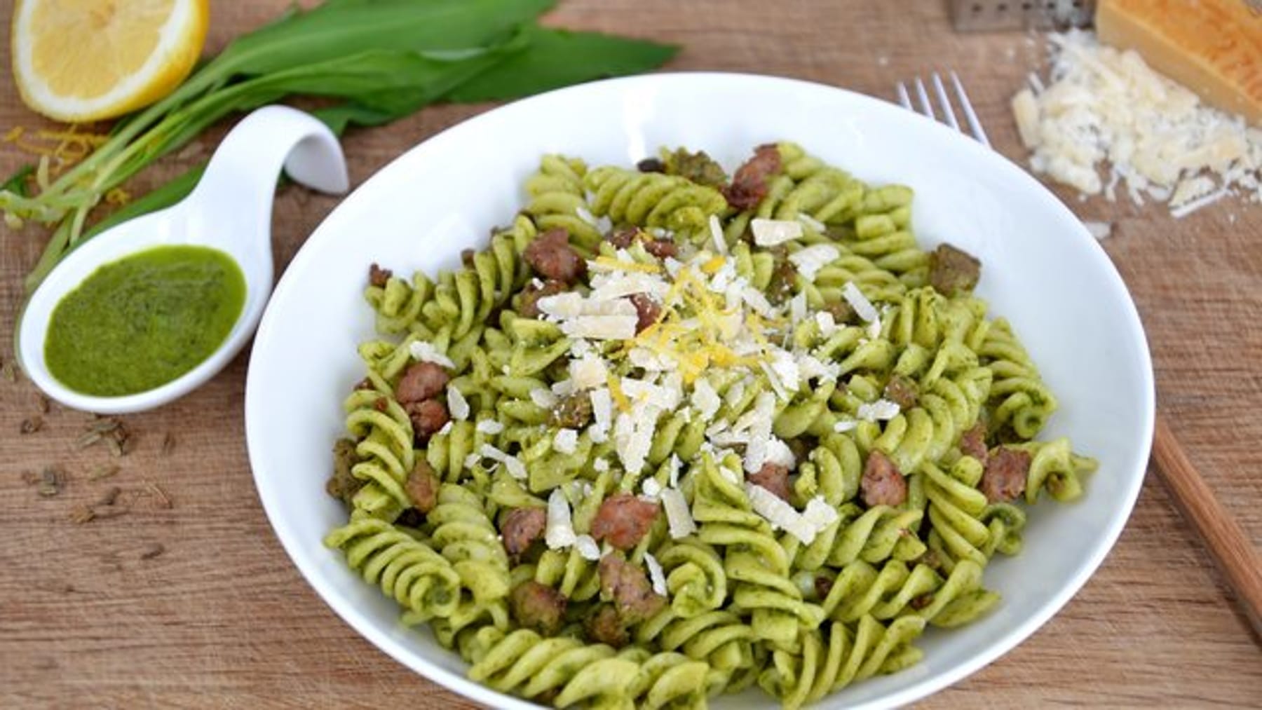 Waldknoblauch: Bärlauch-Nudelsalat mit Salsiccia und Parmesan