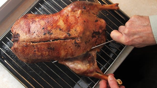 Noch immer kommt aus Sicht von Experten zu viel Fleisch, Fettes und Fertig-Essen auf den Tisch.