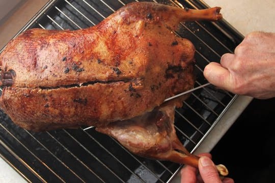 Noch immer kommt aus Sicht von Experten zu viel Fleisch, Fettes und Fertig-Essen auf den Tisch.