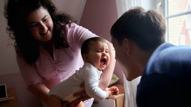 Das erste Jahr mit Kind ist für Eltern oft gleichermaßen schön und anstrengend. Das erste Jahr mit Kind ist für Eltern oft gleichermaßen schön und anstrengend.