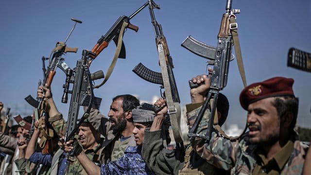 Huthi-Rebellen zeigen während einer Versammlung ihre Waffen.