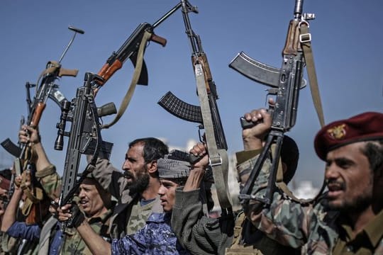 Huthi-Rebellen zeigen während einer Versammlung ihre Waffen.