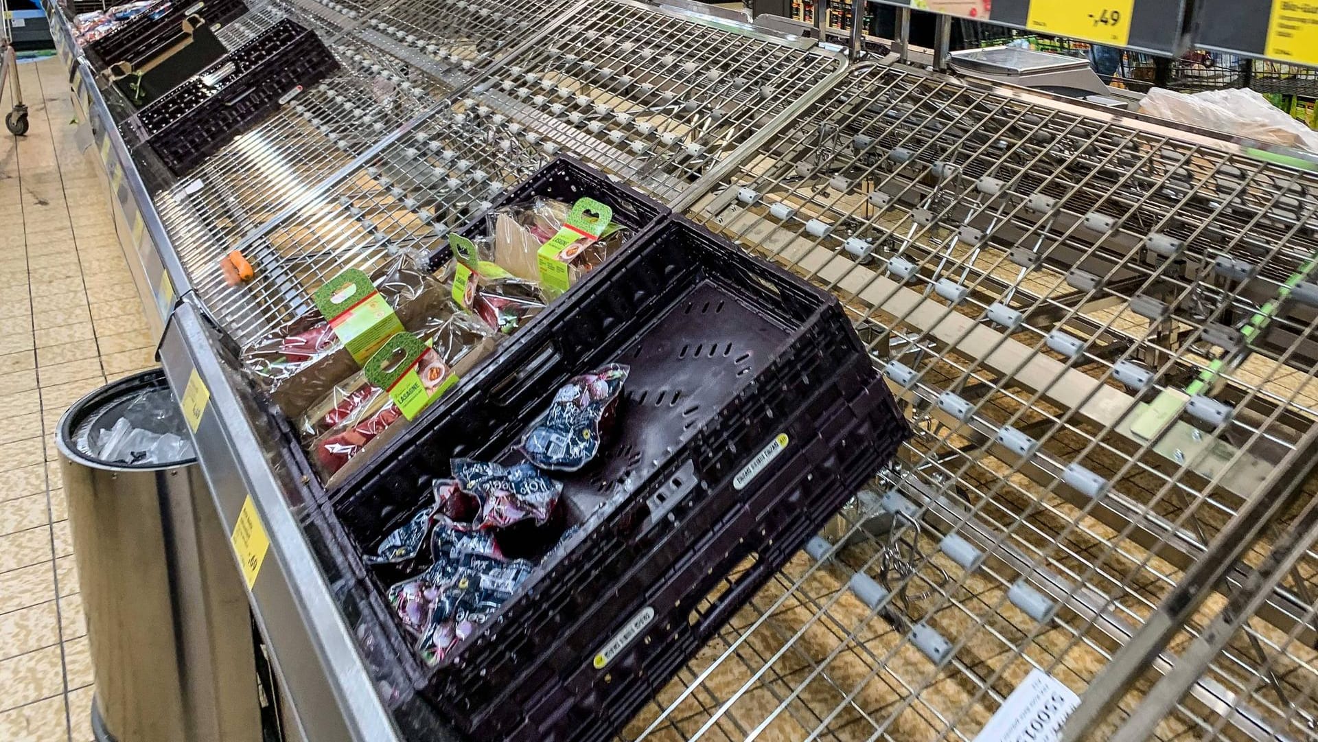 Leere Regale im Supermarkt: Um eine Knappheit zu verhindern, forderte der Bauernpräsident, die Grenzen für Erntehelfer so schnell wie möglich wieder zu öffnen. (Symbolbild) Leere Regale im Supermarkt: Um eine Knappheit zu verhindern, forderte der Bauernpräsident, die Grenzen für Erntehelfer so schnell wie möglich wieder zu öffnen. (Symbolbild)