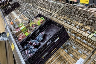Leere Regale im Supermarkt: Um eine Knappheit zu verhindern, forderte der Bauernpräsident, die Grenzen für Erntehelfer so schnell wie möglich wieder zu öffnen. (Symbolbild)