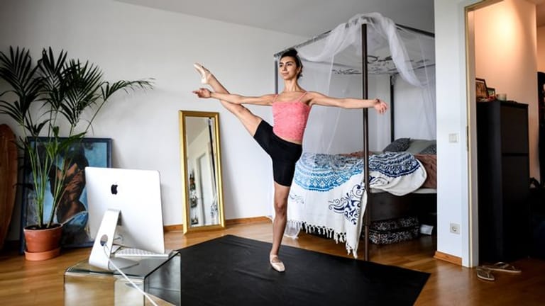 BaBalletttänzerin Vivian Assam Koohnavard trainiert in ihrer Einzimmerwohnung in Berlin: Der Tanzboden sei griffig und erlaube etwa auch Spitzentanz.
