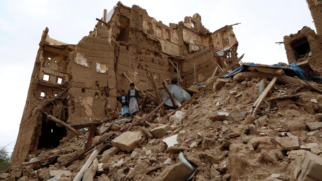 Schreckensbild aus dem Jemen: Kinder laufen über die Trümmer eines zerstörten Hauses.
