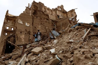 Schreckensbild aus dem Jemen: Kinder laufen über die Trümmer eines zerstörten Hauses.