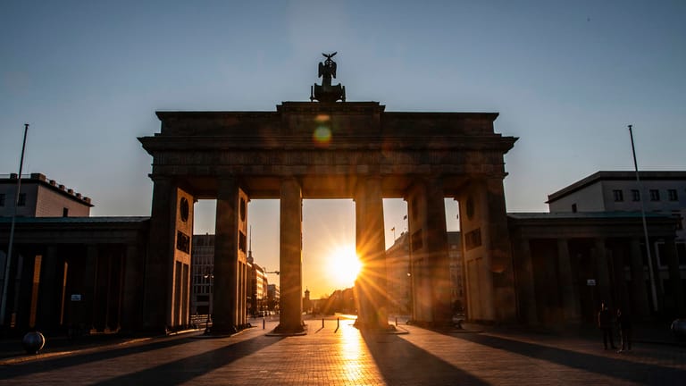 Die Sonne geht hinter dem Brandenburger Tor auf: So schön startete der heutige 1. April.