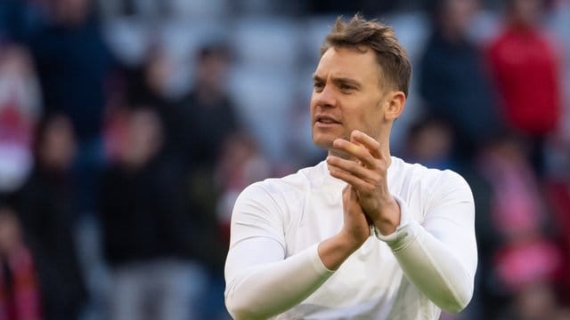 Angeblich bietet Rekordmeister Bayern München Torhüter Manuel Neuer einen neuen Kontrakt bis zum Sommer 2023.