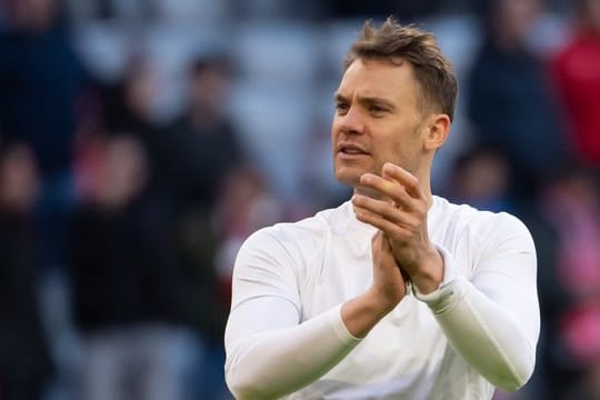 Angeblich bietet Rekordmeister Bayern München Torhüter Manuel Neuer einen neuen Kontrakt bis zum Sommer 2023.
