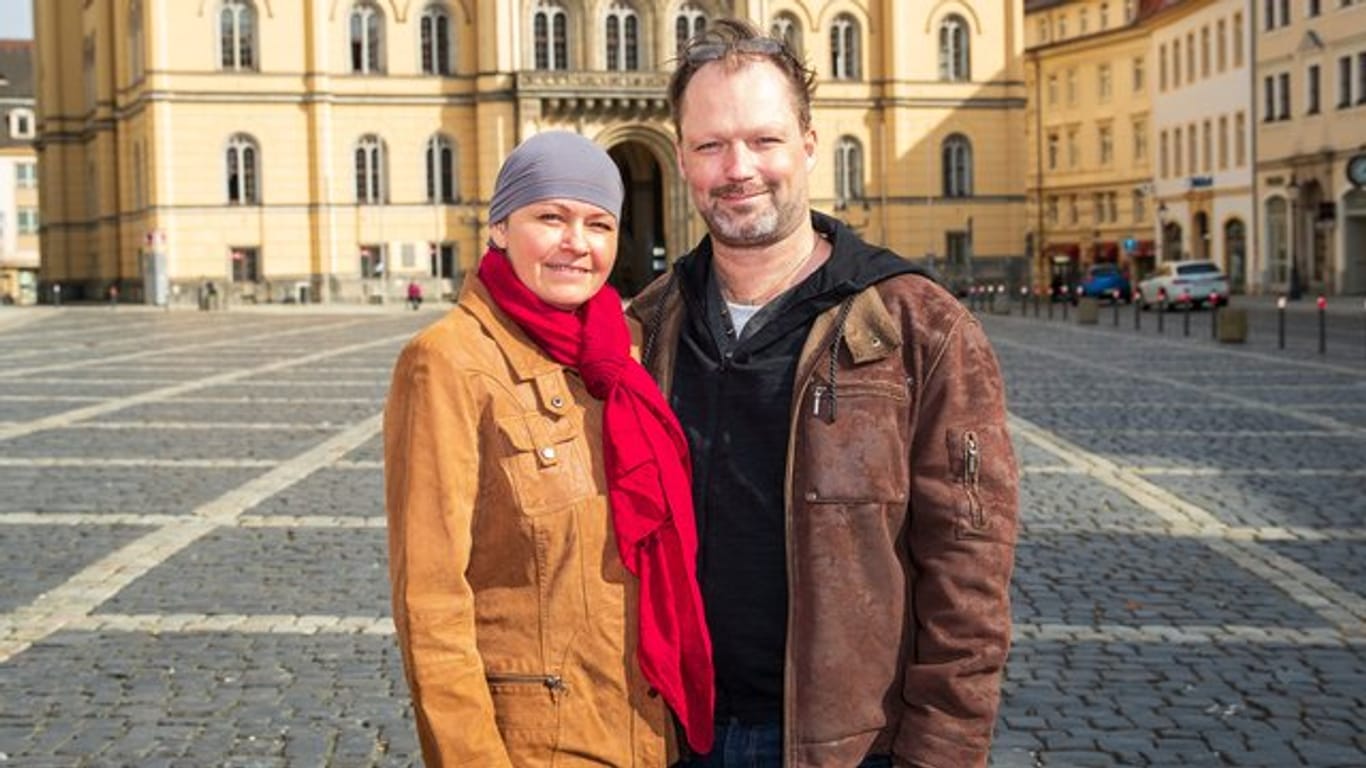 Iventa Karl mit ihrem Partner Robert Prade auf dem Zittauer Markt.
