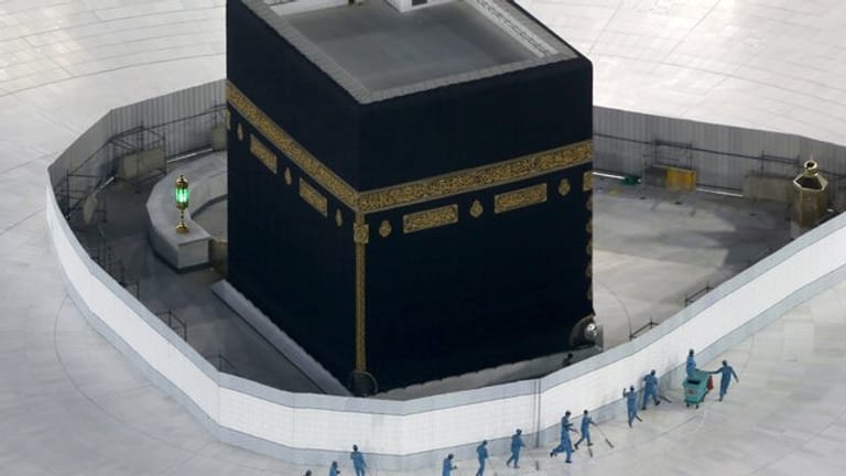 Arbeiter desinfizieren den Boden um die Kaaba, das quaderförmige Gebäude in der Großen Moschee.
