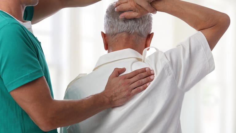 Physiotherapie: Sie kann dabei helfen, Beschwerden bei rheumatoider Arthritis zu lindern.