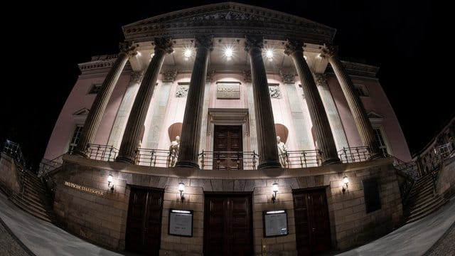 Die Staatsoper unter den Linden ist geschlossen und dennoch fast täglich geöffnet. Die Staatsoper unter den Linden ist geschlossen und dennoch fast täglich geöffnet.