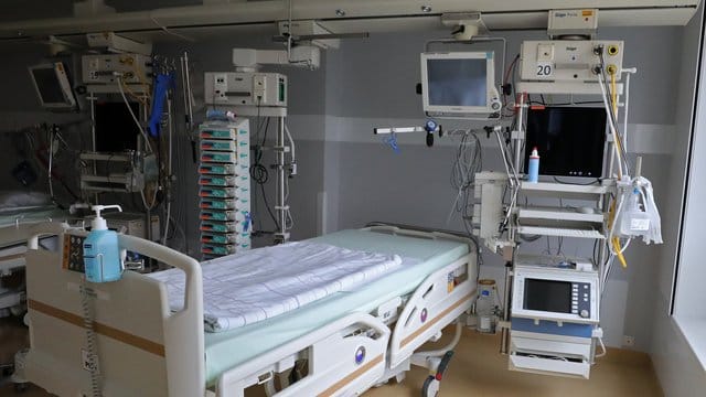 Ein Bett auf einer Intensivstation.
