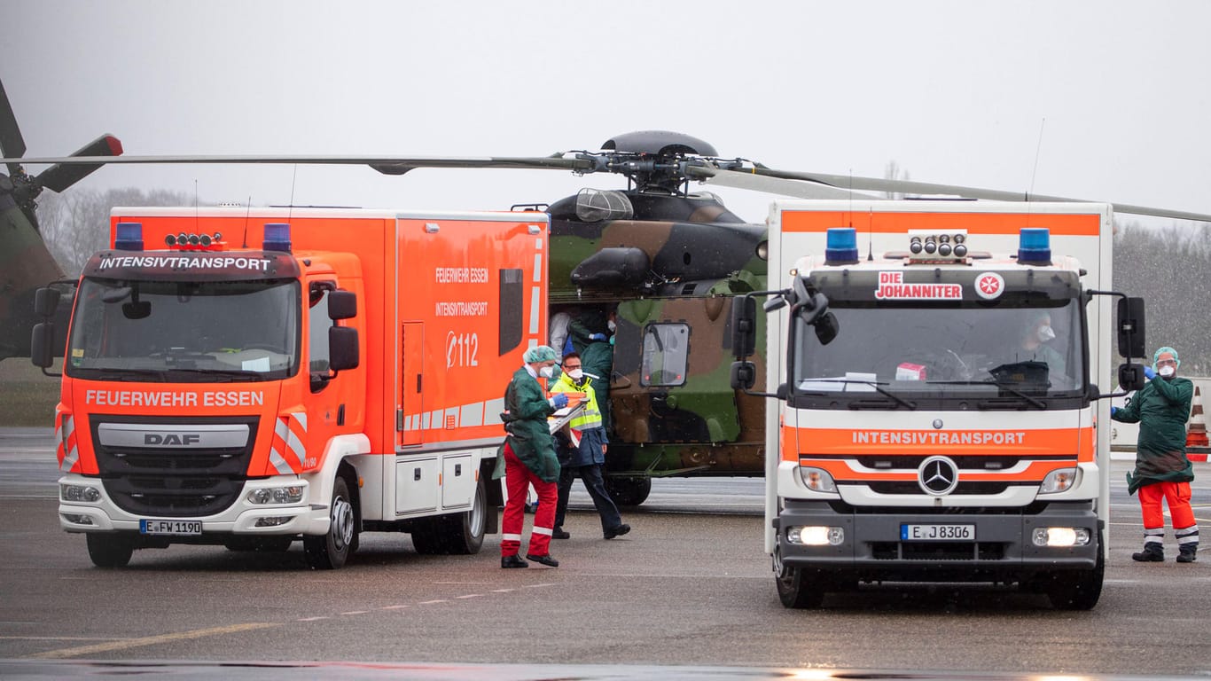 Corona-Patienten aus Frankreich wurden am Wochenende mit einem Militärhubschrauber zum Flughafen Essen-Mülheim geflogen: In der Uniklinik werden sie nun behandelt.