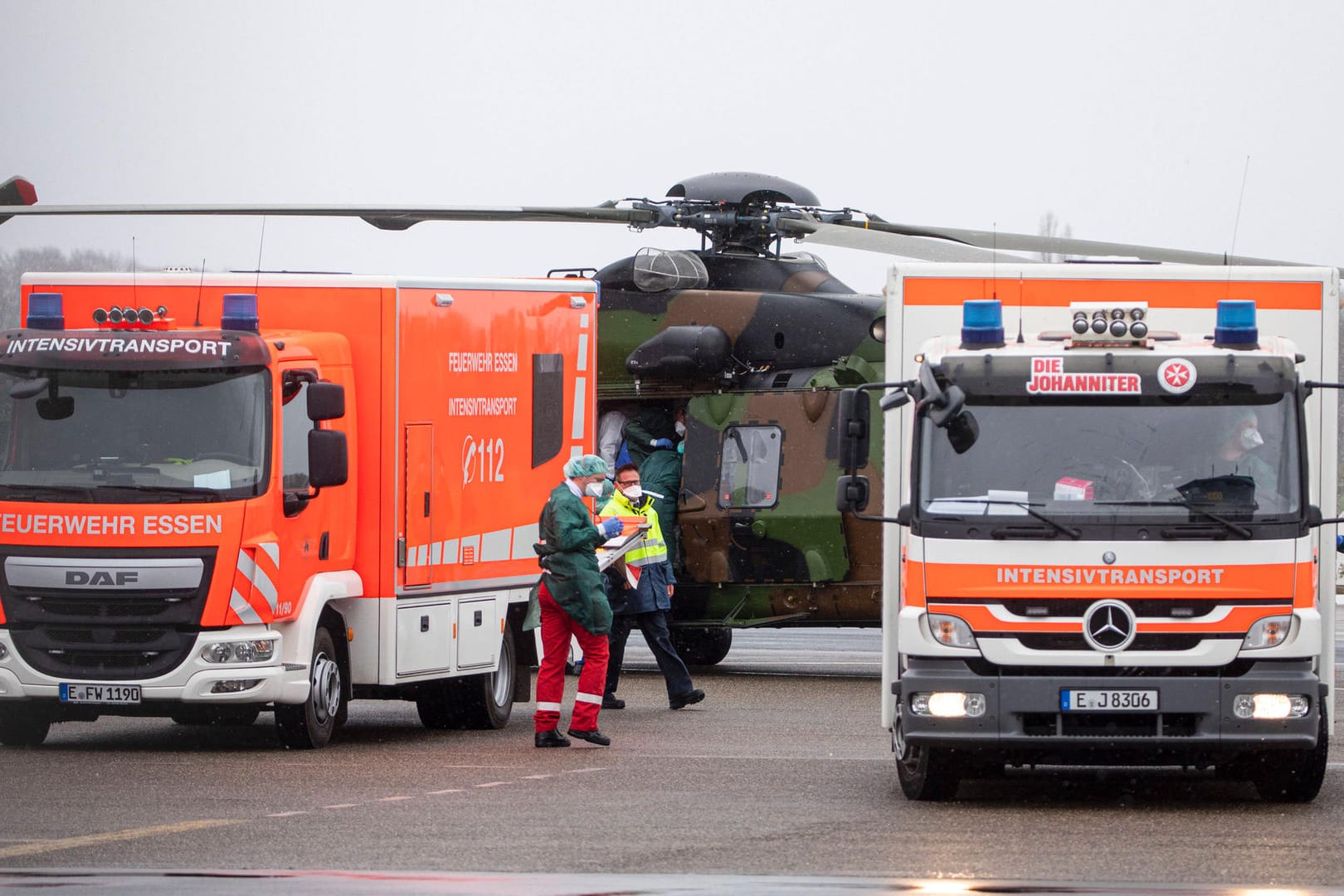 Corona-Patienten aus Frankreich wurden am Wochenende mit einem Militärhubschrauber zum Flughafen Essen-Mülheim geflogen: In der Uniklinik werden sie nun behandelt.